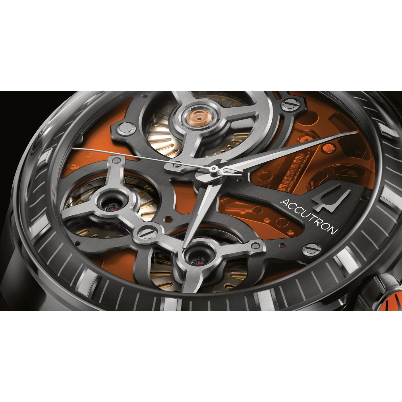 Nahaufnahme einer Uhr mit orangefarbenem Zifferblatt und komplexem Mechanismus.