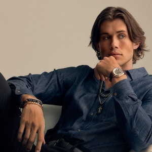 Mann mit Uhr und Schmuck, Denim-Hemd, nachdenklich, Porträt, Mode, Accessoires