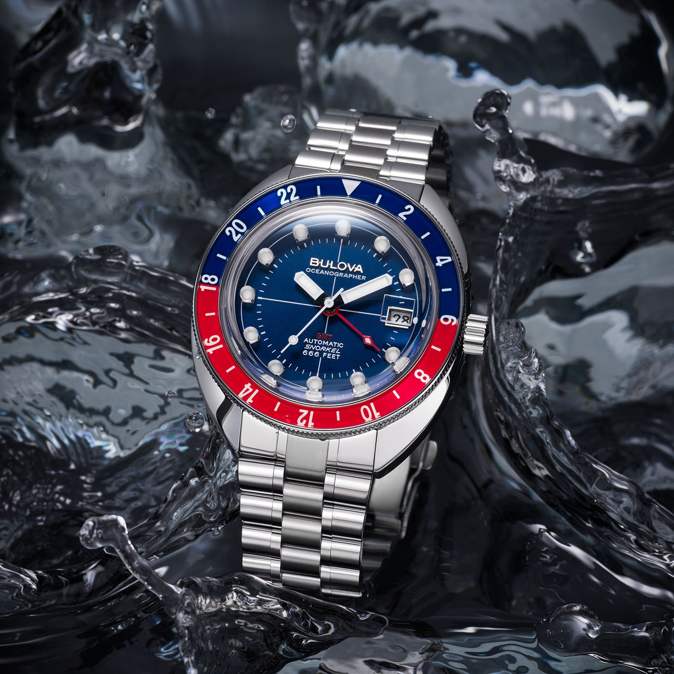 Bulova Oceanographer Uhr, blaues Zifferblatt, roter und blauer Rahmen, Wasserhintergrund.