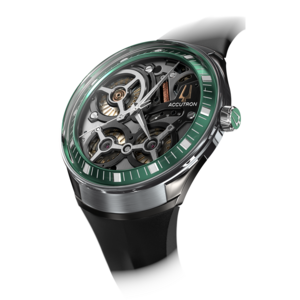 Uhr mit grünem Rahmen und schwarzem Armband, Accutron-Logo, Detailaufnahme