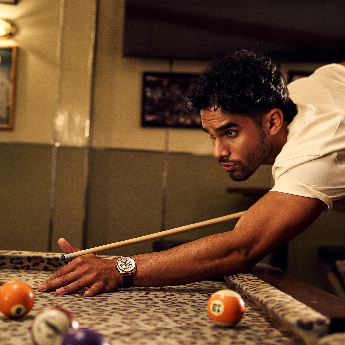 Mann spielt Billard, konzentriert, Uhr, Pool-Tisch, Kugel, Spiel, Freizeit, Sport, Konzentration, Fokus