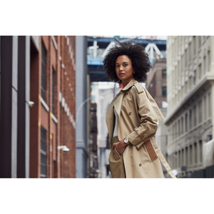 Frau in beigem Trenchcoat in der Stadt, Blick in die Kamera, Mode