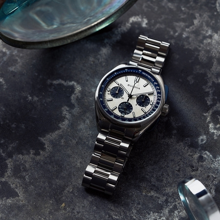 Bulova-Uhr, silbernes Armband, blaues Zifferblatt, Chronograph, Tachymeter, Detailaufnahme, Nahaufnahme