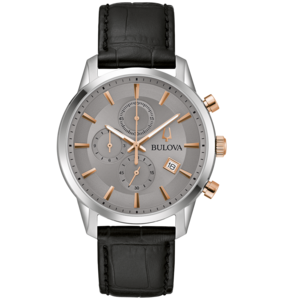 Bulova-Uhr mit silbernem Zifferblatt, roségoldenen Akzenten und schwarzem Lederarmband.