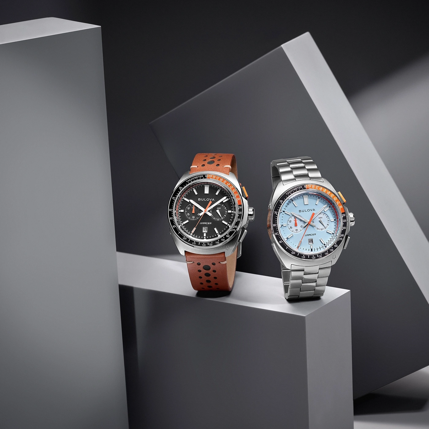 Zwei Bulova-Uhren auf einem grauen Hintergrund, stilvoll präsentiert.