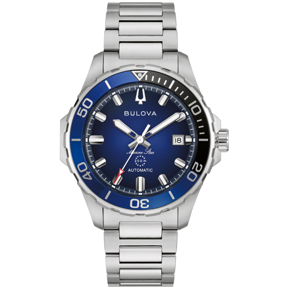Eine silberne Bulova Marine Star Automatikuhr mit blauem Zifferblatt und silbernem Armband.