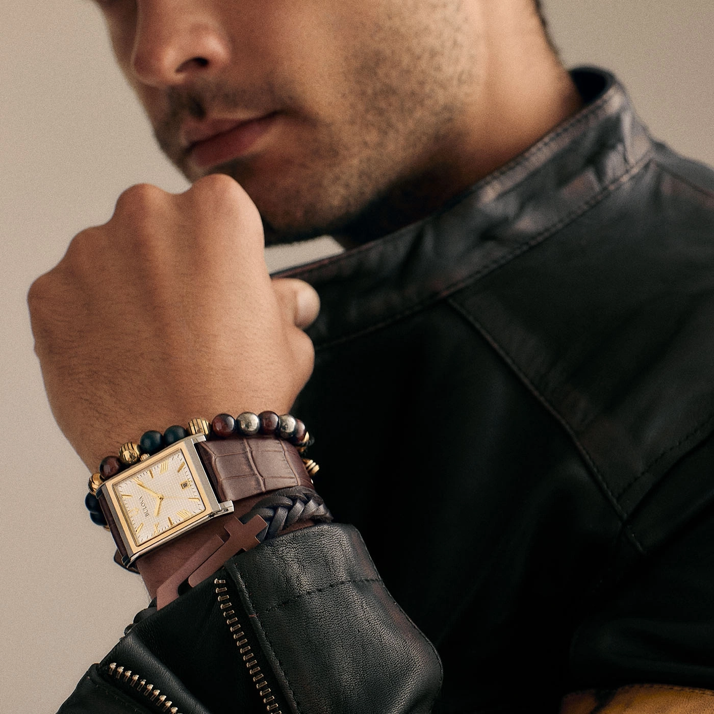 Mann mit Uhr und Armbändern, Lederjacke, Nahaufnahme, stilvoll