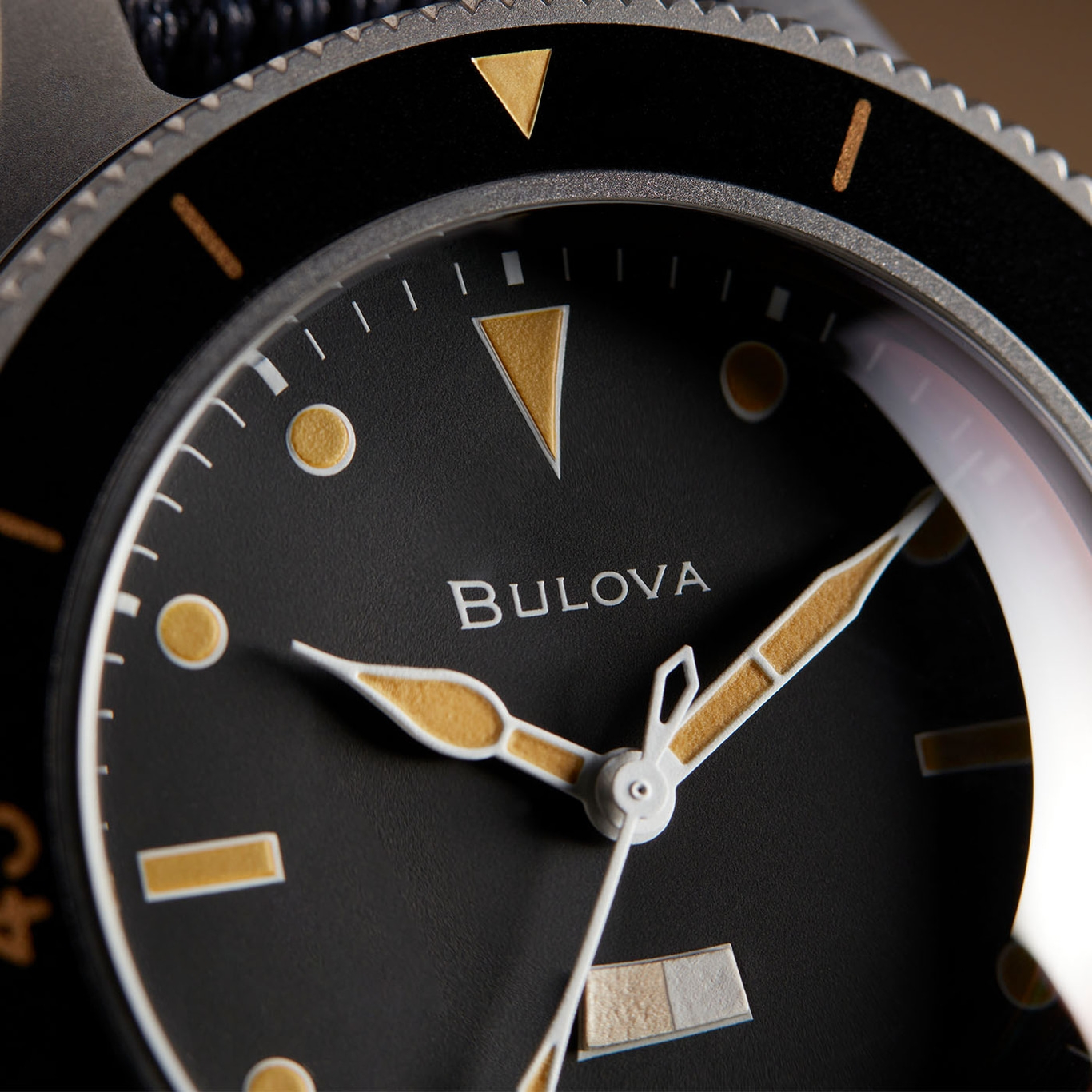 Nahaufnahme einer Bulova-Uhr mit schwarzem Zifferblatt und goldenen Akzenten.