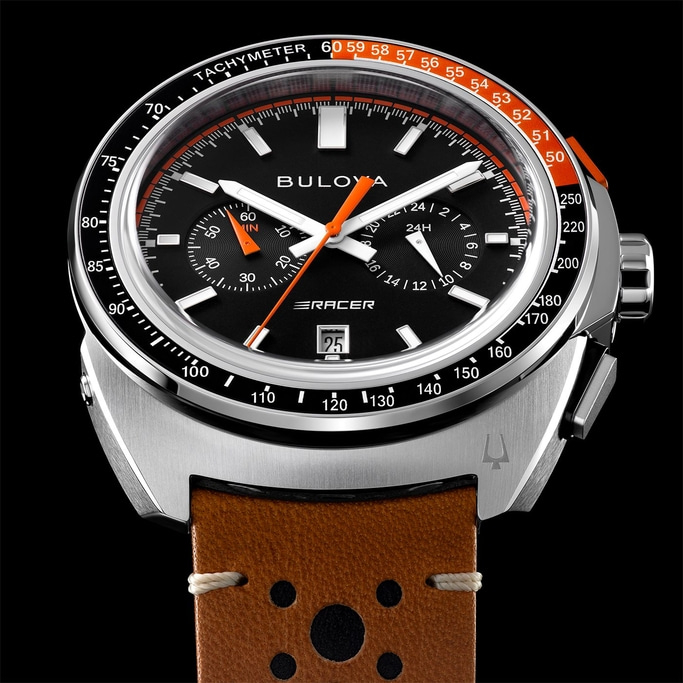 Bulova-Uhr mit schwarzem Zifferblatt, Tachymeter und Lederarmband. Präzise Zeitmessung.