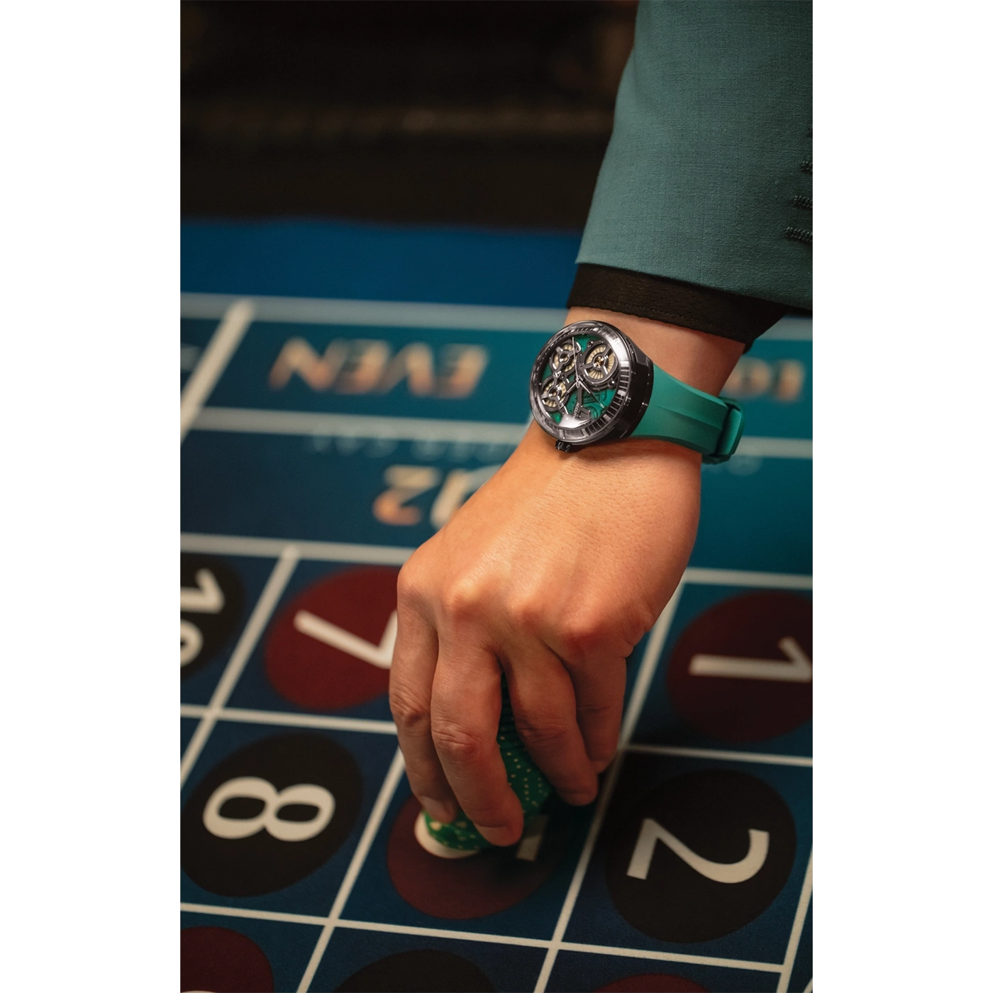 Mann am Roulettetisch mit Uhr und grünen Chips. Glücksspiel-Konzept.