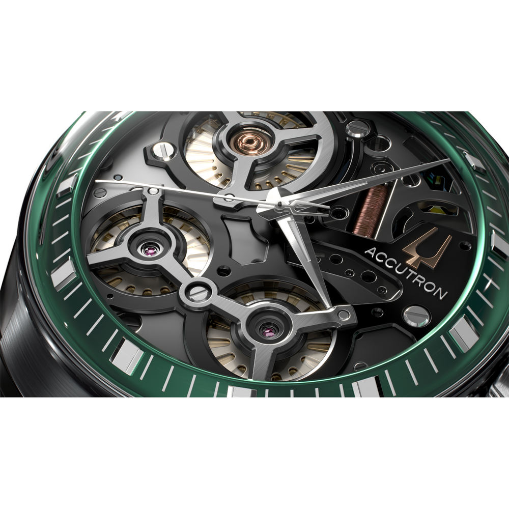 Nahaufnahme einer grünen Uhr mit freiliegenden Mechanismen und dem Wort Accutron.