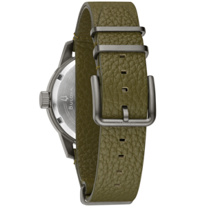Bulova-Uhr mit olivgrünem Lederarmband und silberner Schnalle. Nahaufnahme.