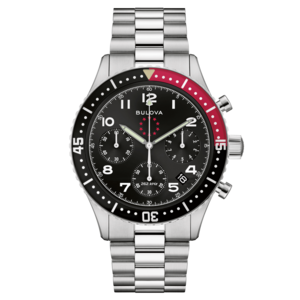 Bulova-Uhr mit schwarzem Zifferblatt, roter Lünette und silbernem Armband.