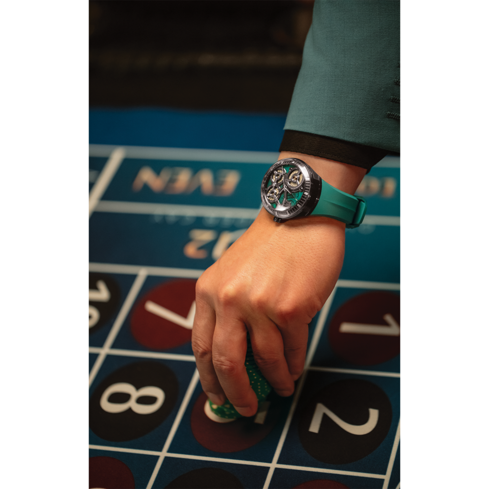 Mann am Roulettetisch mit Uhr und grünen Chips. Glücksspiel-Konzept.