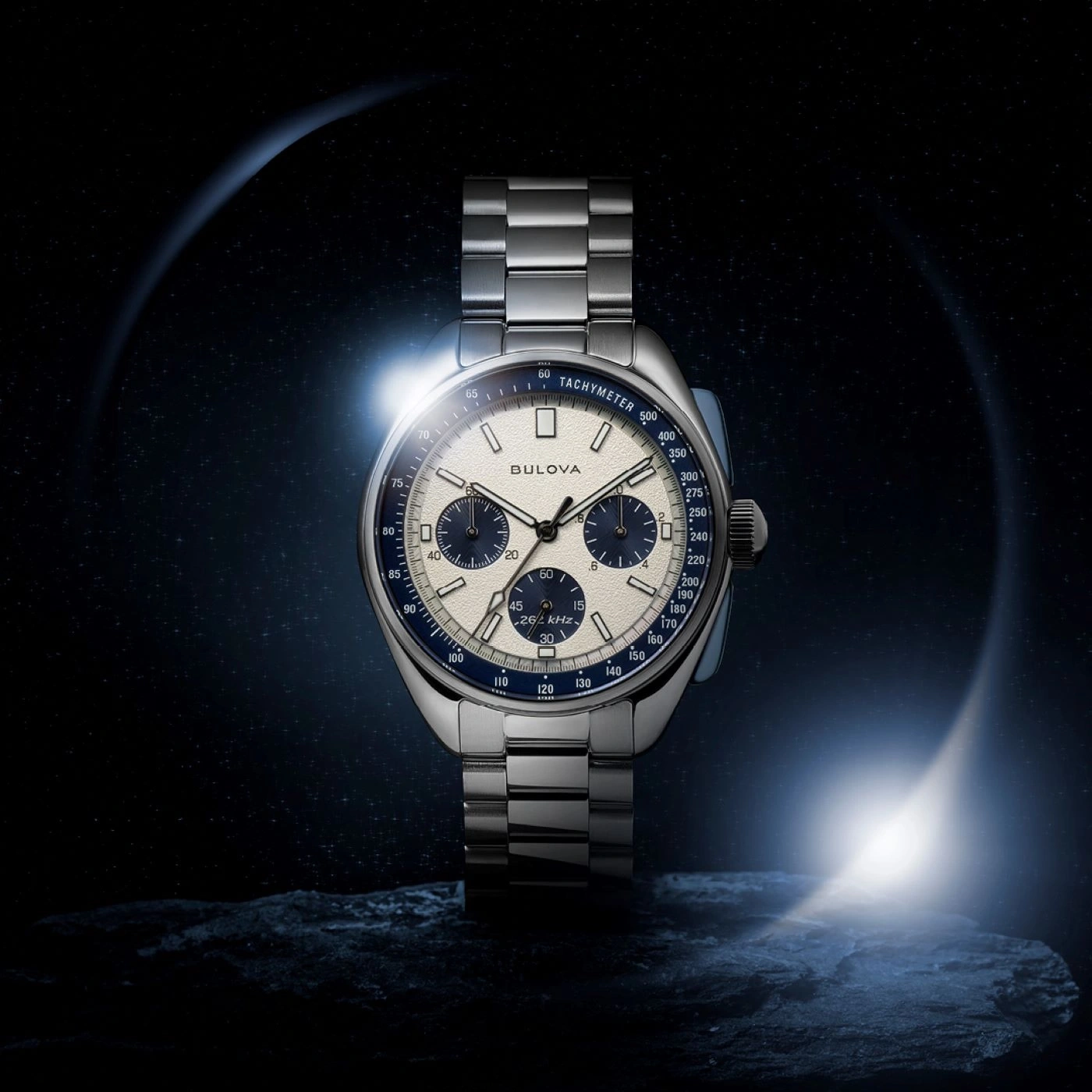 Bulova-Uhr mit blauem Zifferblatt und Tachymeter-Funktion im Weltraum-Design.