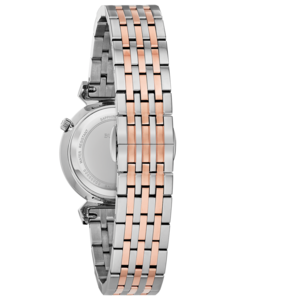 Uhr mit silbernem und roségoldfarbenem Armband, Nahaufnahme