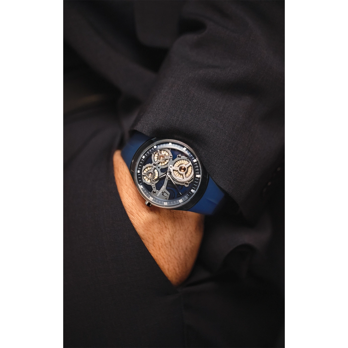 Uhr am Handgelenk, Mann im Anzug, blaues Armband, elegantes Design, Nahaufnahme