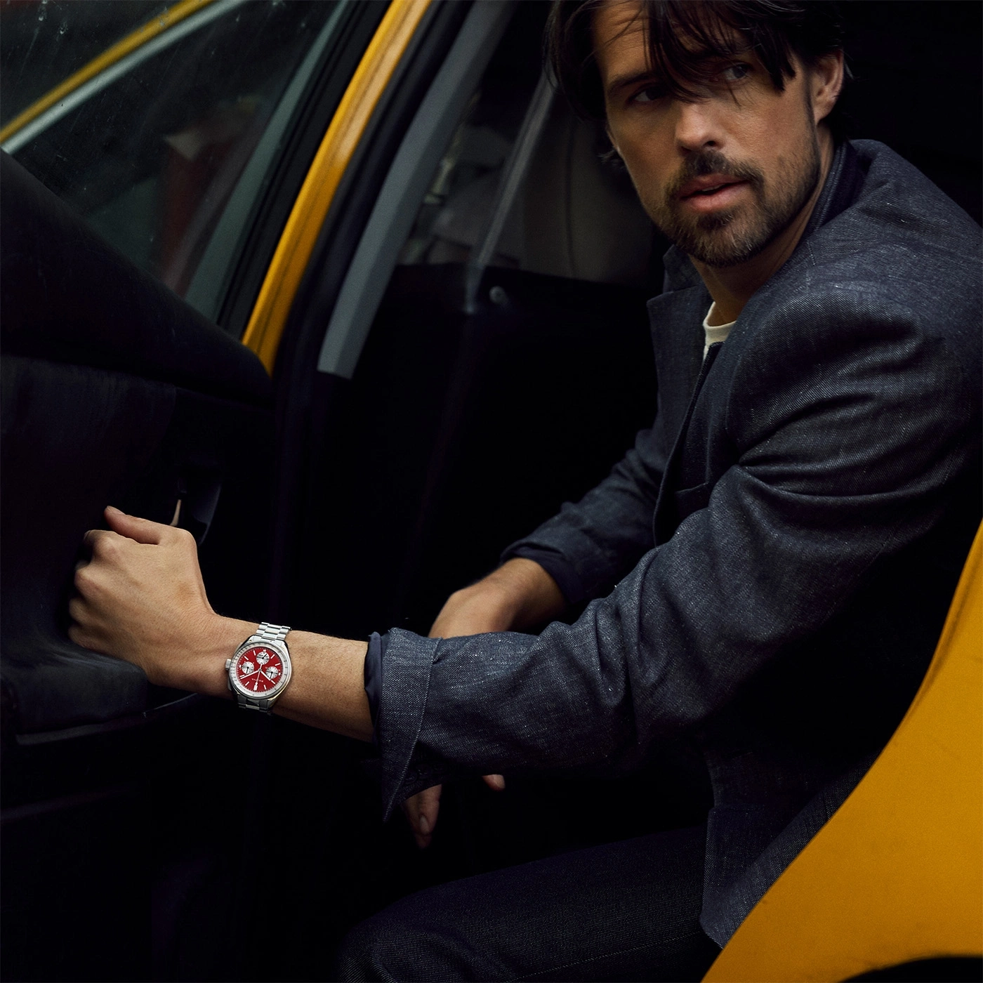 Mann im Taxi, der eine Uhr trägt, die auf dem Armband befestigt ist.
